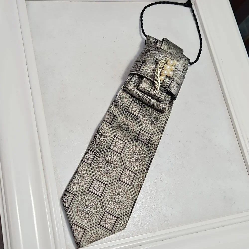 NWT Jos A Bank Silk Geometric Patterned Statement Tie Necklace Gold Accent Brooc